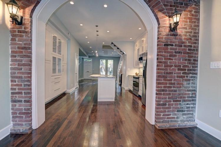 Arches de cloison sèche dans le couloir