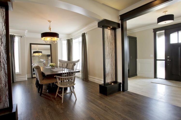 Arches de cloison sèche dans le couloir