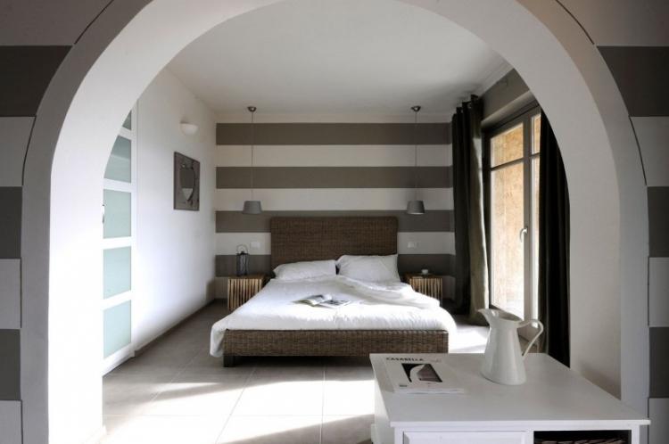 Arches de cloison sèche dans la chambre