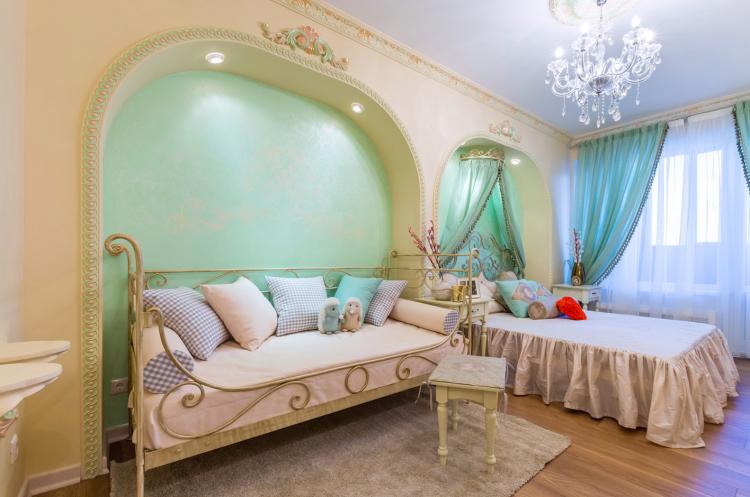 Arches de cloison sèche dans la chambre des enfants