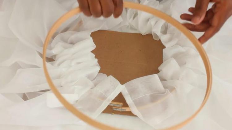 Auvent à faire soi-même à partir d'un cerceau sur un berceau