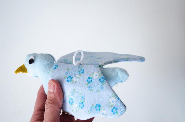 Auvent à faire soi-même avec des oiseaux sur un berceau