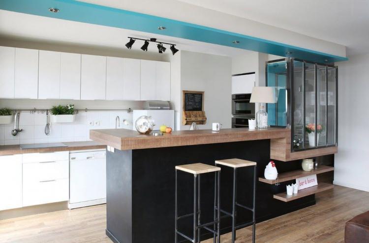 Comptoirs de bar à l'intérieur de la cuisine - photo