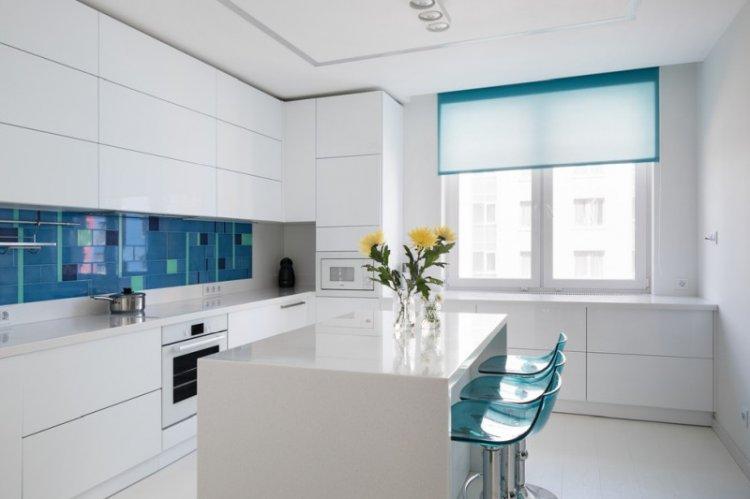 Cuisine blanche brillante - photo de design d'intérieur