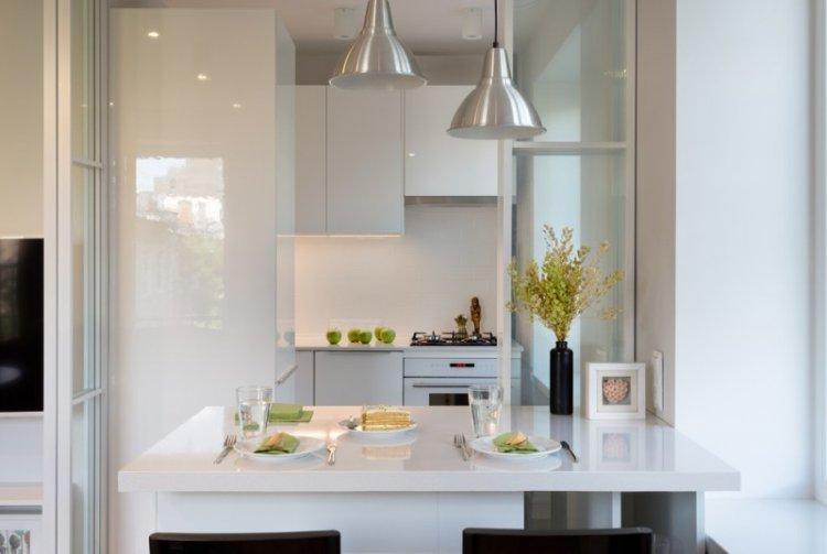 Cuisine blanche brillante - photo de design d'intérieur