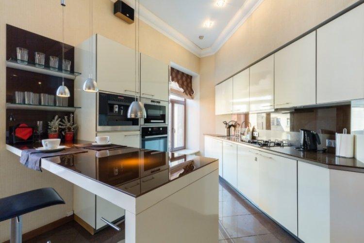 Cuisine blanche brillante - photo de design d'intérieur