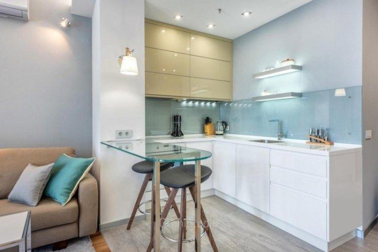 Cuisine blanche avec comptoir blanc dans un style moderne - Design d'intérieur