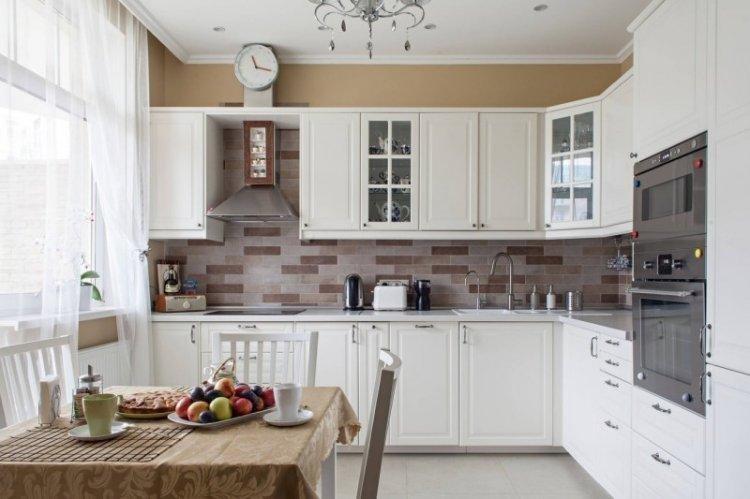 Cuisine blanche avec plan de travail blanc dans un style classique - Interior Design