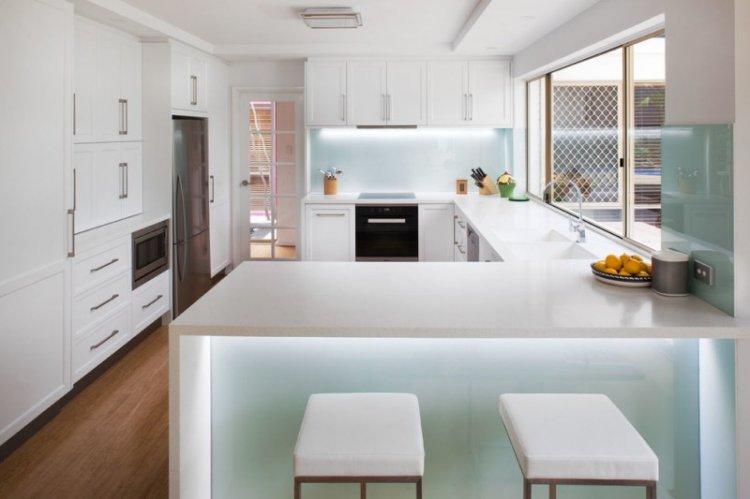 Cuisine blanche moderne avec comptoir blanc - design d'intérieur
