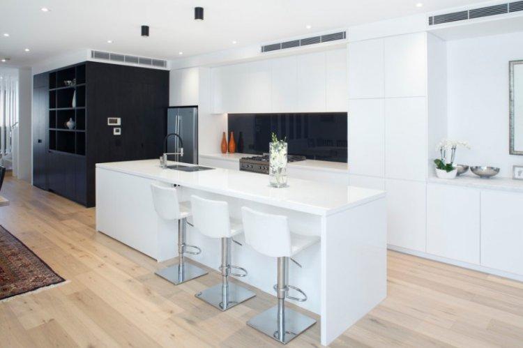 Cuisine noir et blanc avec plan de travail blanc - photo design