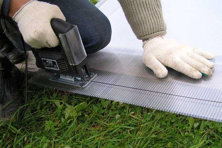 Découpe du polycarbonate - Gazebo DIY en polycarbonate