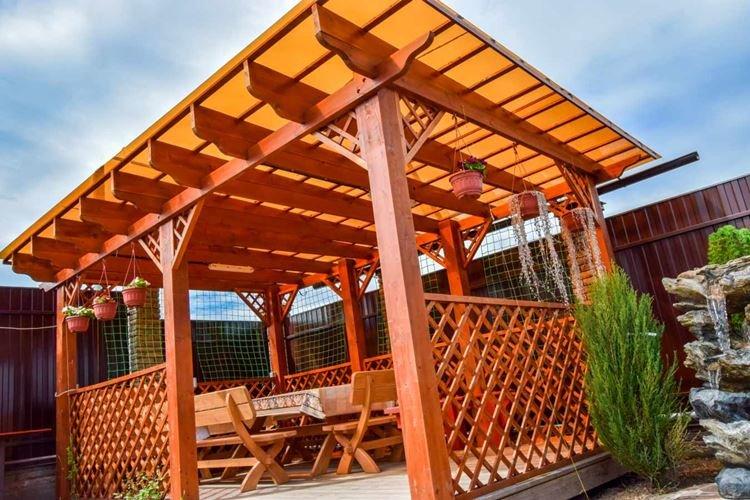 Pergola en polycarbonate avec cadre en bois - photos et idées