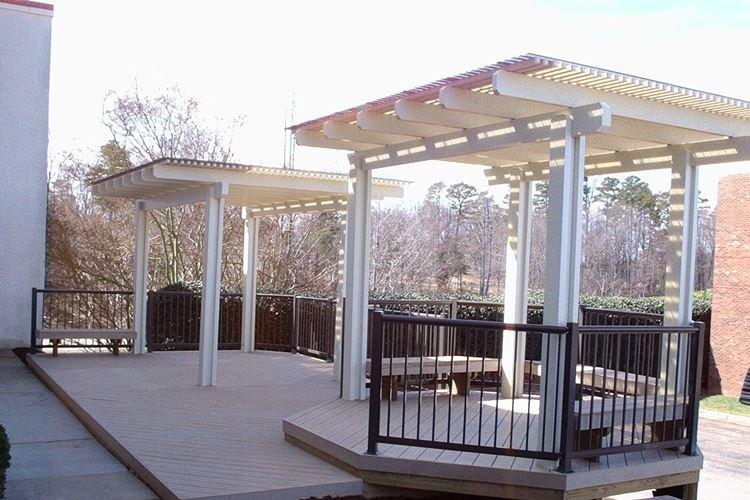 Gazebo en polycarbonate avec toit en pente - photos et idées