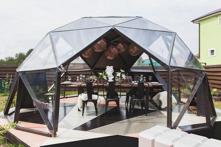 Gazebo en polycarbonate avec toit en pente - photos et idées