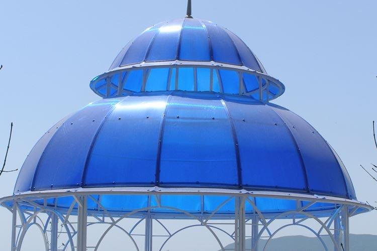 Gazebo en polycarbonate avec toit en dôme - photos et idées