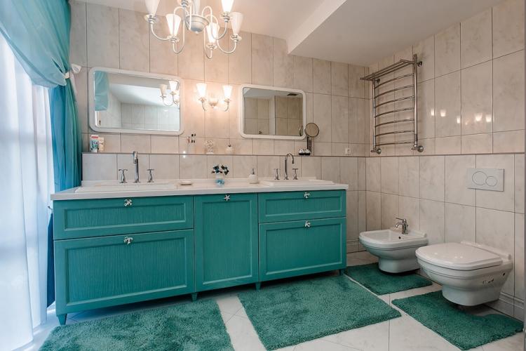 Couleur turquoise à l'intérieur de la salle de bain