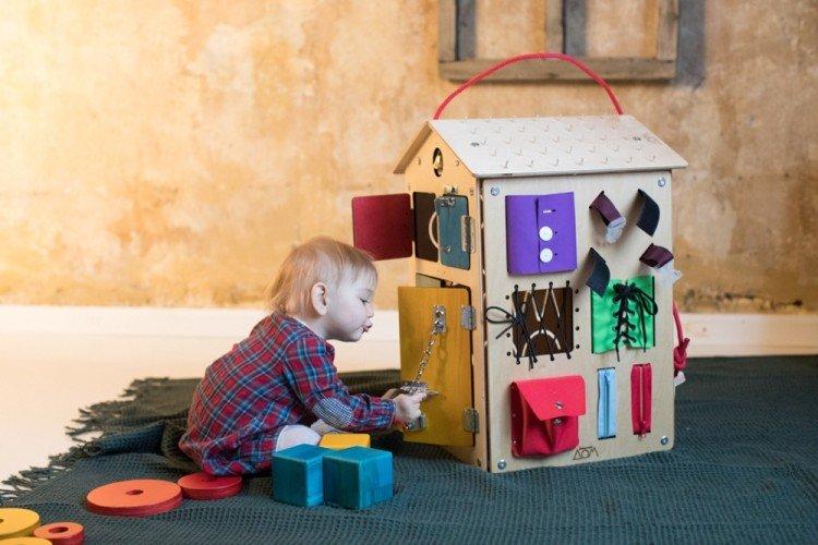 Maison de conseil d'affaires à faire soi-même pour un garçon