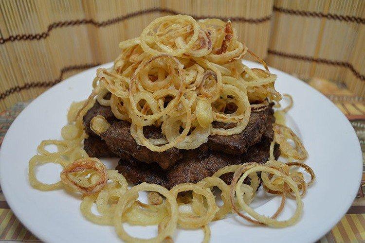 Foie de boeuf frit avec rondelles d'oignons - recettes