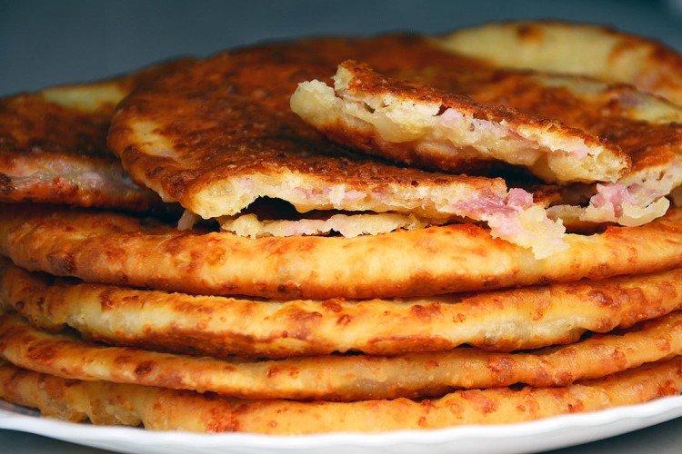 Sandwichs comme chez McDonald's sur la table de fête - recettes