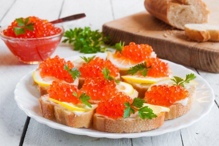 Sandwichs brillants sur la table de fête - recettes