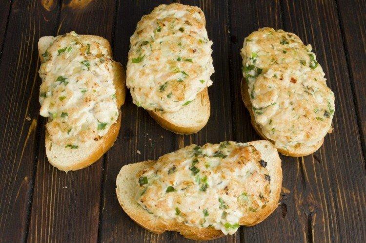 Sandwichs au poulet chaud sur la table de fête - recettes