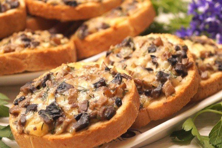 Sandwichs au four aux champignons sur la table de fête - recettes