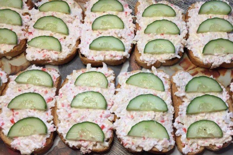 Sandwichs au crabe sur la table de fête - recettes