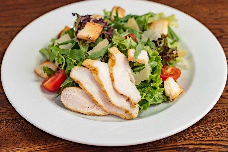 Salade César au poulet pressé - Comment nourrir les recettes des invités