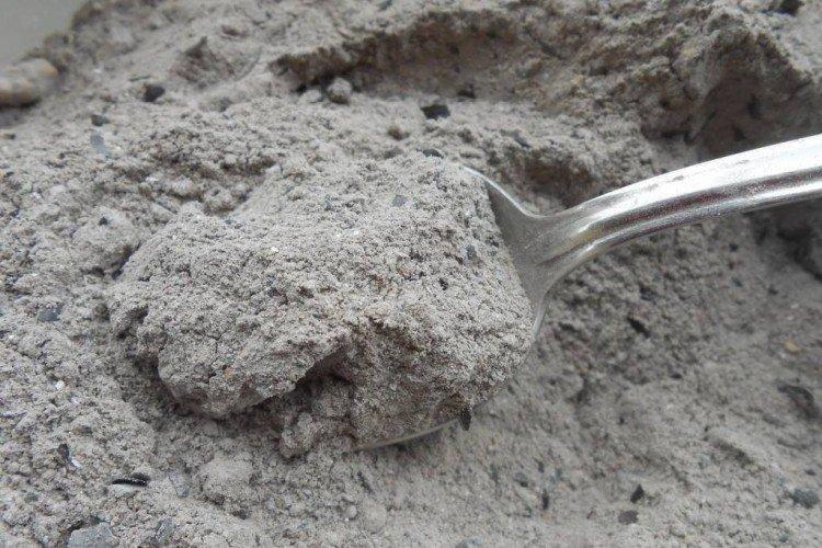 Nourrir les pivoines avec de la cendre