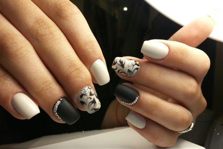 Mélange de couleurs - Manucure noir et blanc