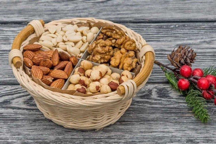 Panier aux noix et fruits secs - Quoi offrir à un garçon pour le Nouvel An 2021