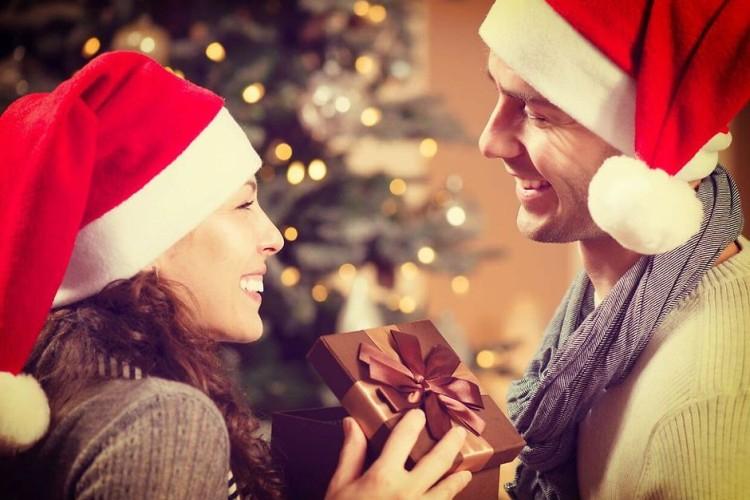 Quoi offrir à un gars pour le Nouvel An 2021: des idées pour les meilleurs cadeaux