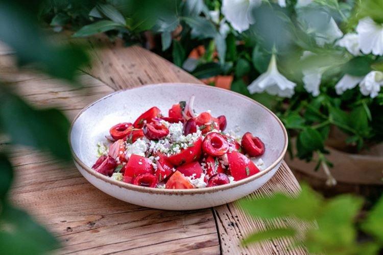 Salade au fromage cottage et aux cerises - Que cuisiner à partir de fromage cottage