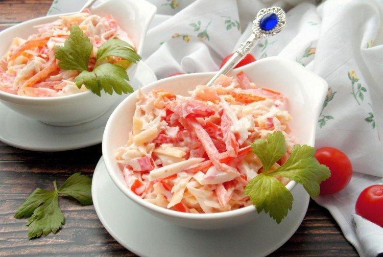 Salade aux bâtonnets de crabe et au poivre - Que cuisiner pour les recettes de table du Nouvel An