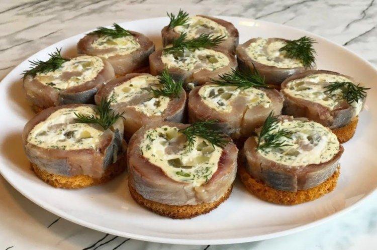 Rouleaux de hareng - Que cuisiner sur les recettes de table du Nouvel An