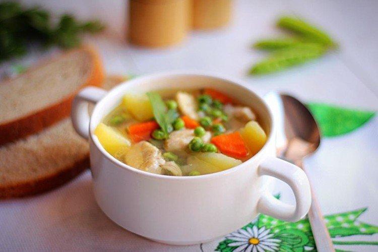 Soupe de poulet aux petits pois et aux œufs - Que cuisiner pour le déjeuner d'un enfant Recettes