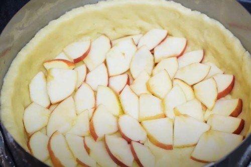 Tarte aux pommes Tsvetaevsky avec du sucre - une recette étape par étape
