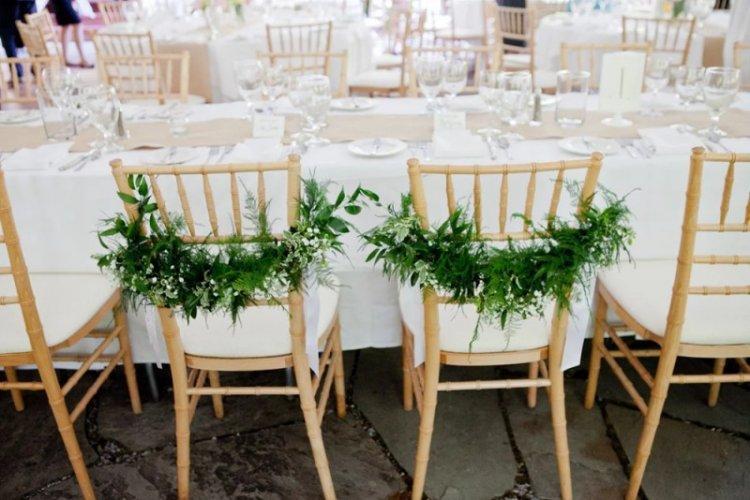 Décorer des chaises avec des fleurs - Décoration florale de mariage