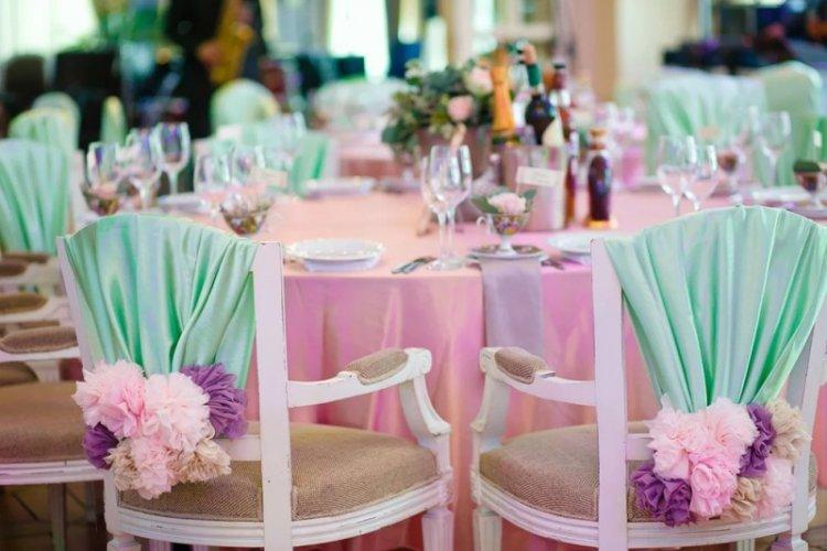 Décorer des chaises avec des fleurs - Décoration florale de mariage