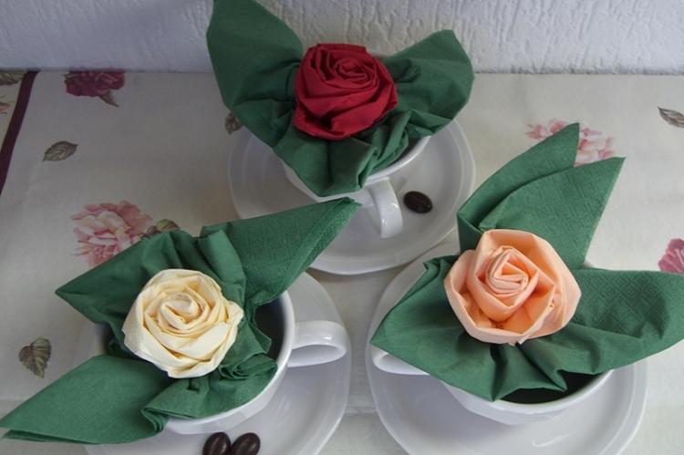 Fleurs de serviettes avec vos propres mains - photo