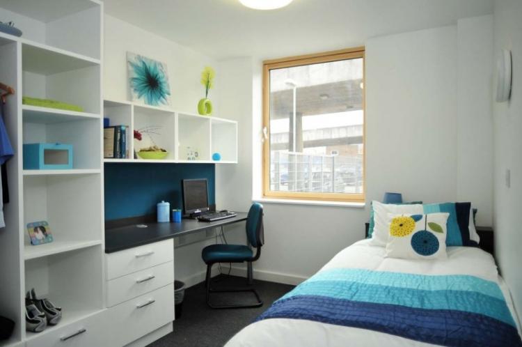 Conception d'une petite chambre d'enfant pour un garçon