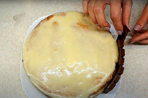 Gâteau pour enfants DIY de M & M's et Kinder chocolate - une recette pas à pas