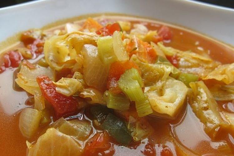 Soupe diététique au céleri et tomates en conserve - recettes