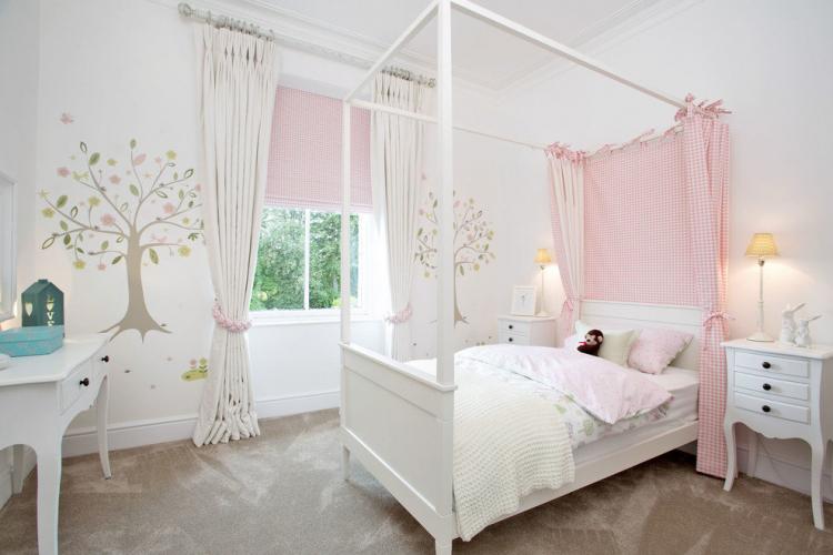 Chambre d'enfant blanche pour une fille - Design d'intérieur
