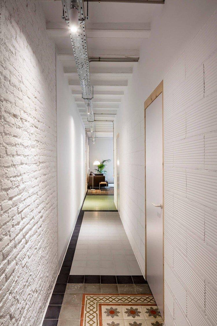 Couloir de style loft dans l'appartement - Design d'intérieur