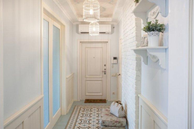 Couloir de style provençal dans un appartement - Architecture d'intérieur