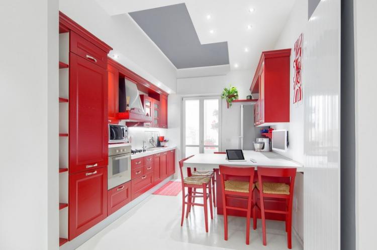 Cuisine rouge 13 m² - Design d'intérieur