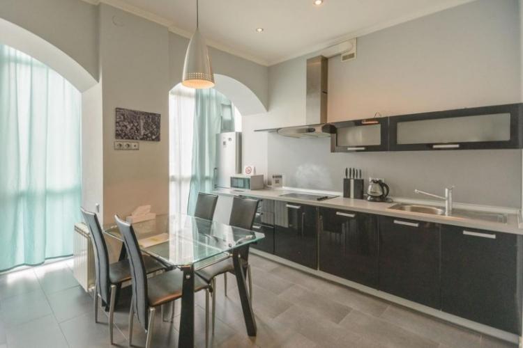 Cuisine combinée avec un balcon - photo de design d'intérieur