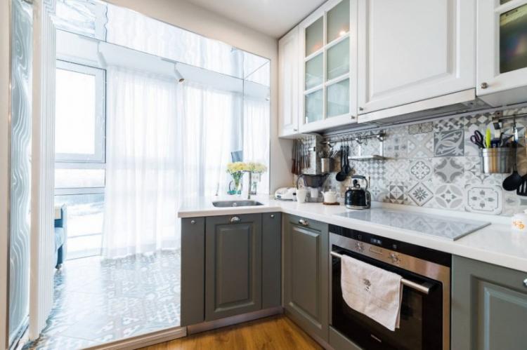 Cuisine combinée avec un balcon - photo de design d'intérieur