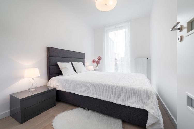 Chambre à coucher - Conception d'un appartement dans le style du minimalisme